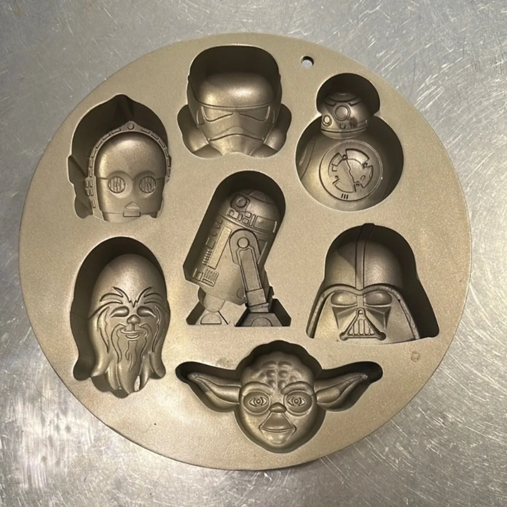 Nwot Williams Sonoma Star Wars Character Cakelet Pan